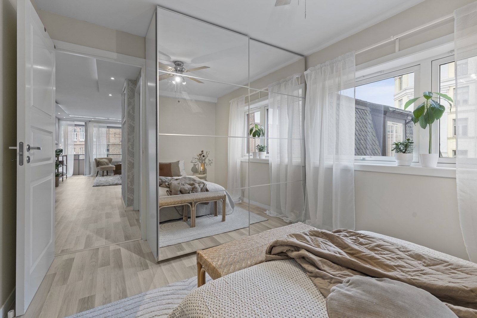 Gode oppbevaringsmuligheter i skyvedørsgarderobe. Galleribilde