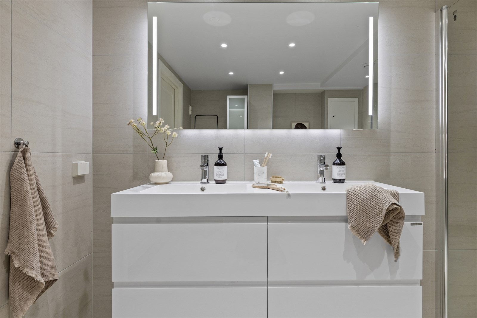 Badet har opplegg og plass for vaskemaskin og tørketrommel. Borettslaget har også fellesvaskeri. Galleribilde