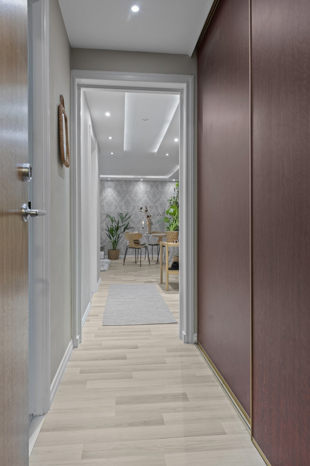 Gode lagringsmuligheter i skyvedørsgarderobe i gangen. Galleribilde