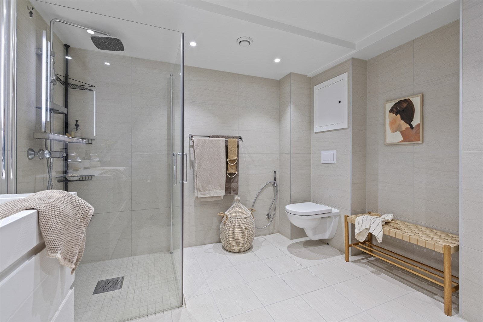 Lyst og lekkert, flislagt baderom fra 2018. Galleribilde