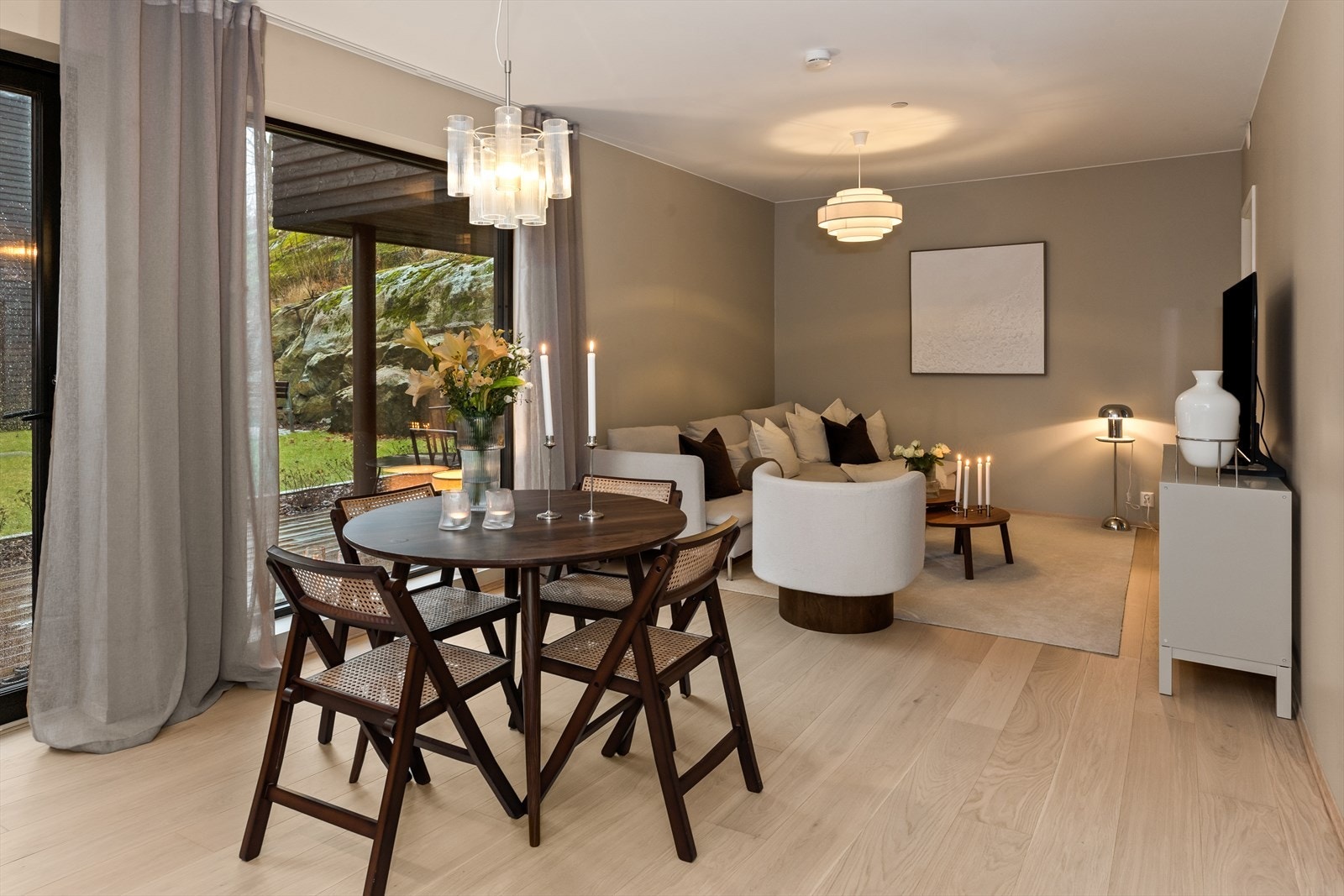 Stue og kjøkken er i åpen løsning hvor det er plass til hyggelig spisebord, sofagruppe, tv- møbler mm. Galleribilde