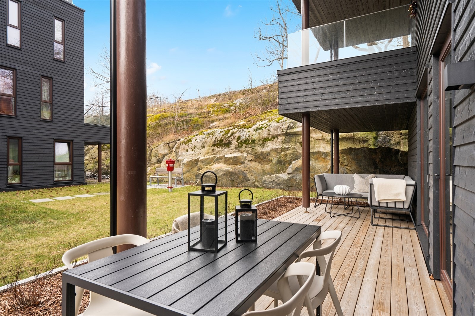 Leiligheten ligger i 1. etasje med en koselig markterrasse Galleribilde