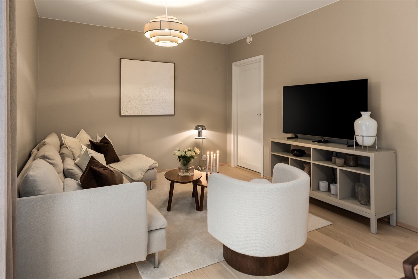 Leiligheten er holdt i delikate, dempede og moderne fargetoner med lekkert enstavs eikeparkett på gulvet Galleribilde