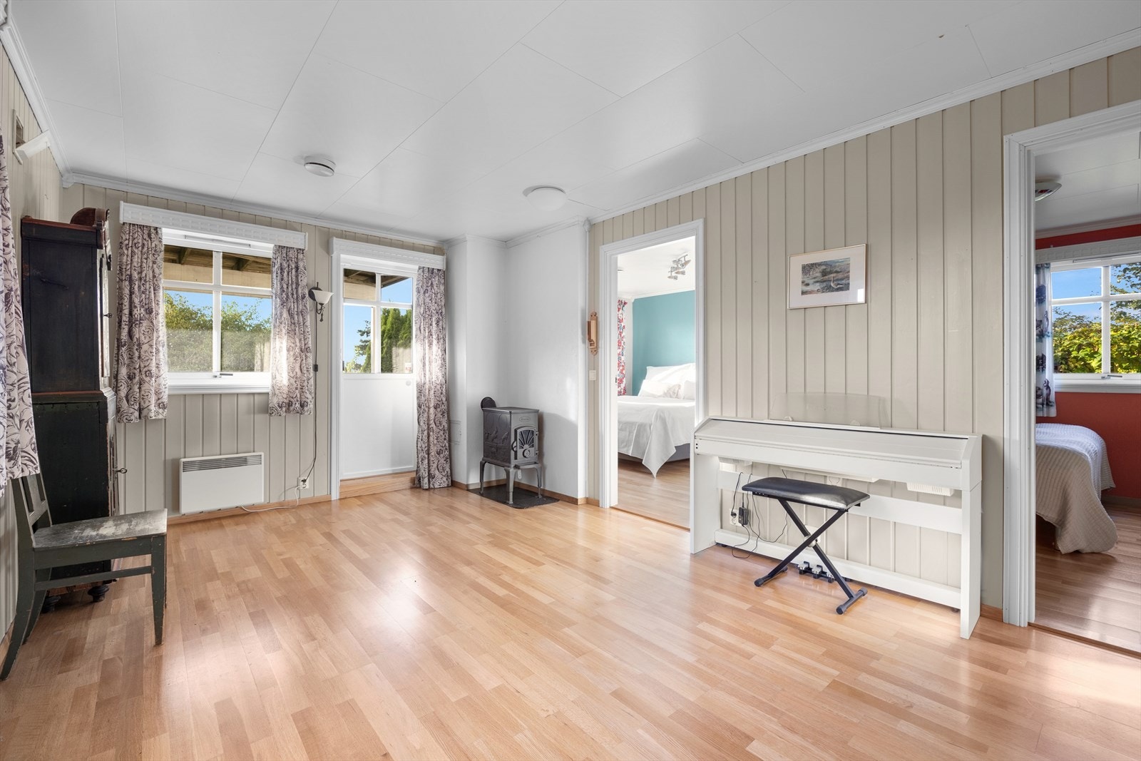 Boligens tre soverom er praktisk samlet på samme etasjeplan, noe som gir en funksjonell og familievennlig planløsning. Galleribilde