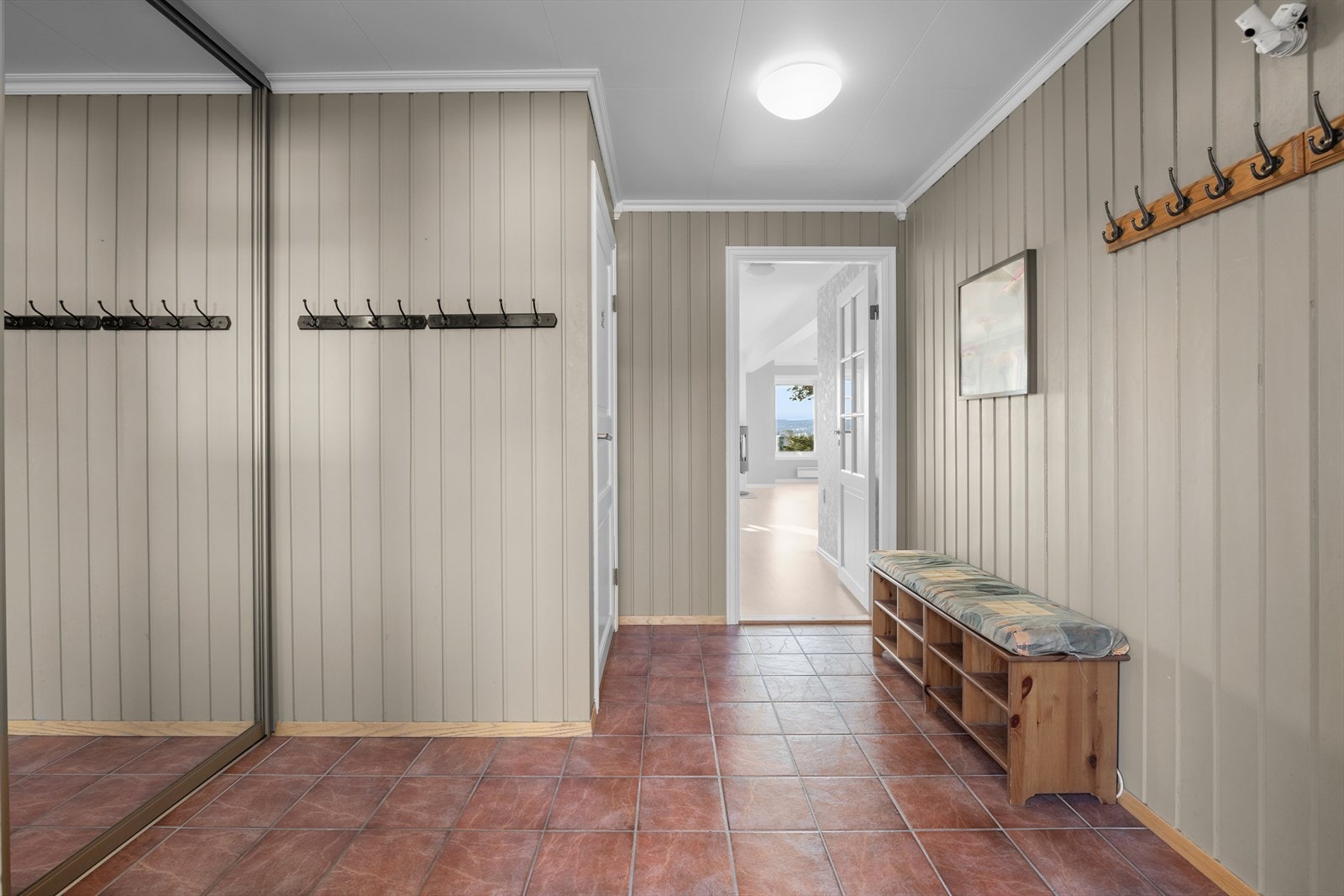 Du ønskes velkommen inn via en romslig hall med praktisk garderobeløsning. Flislagt gulv med varmekabler. Galleribilde