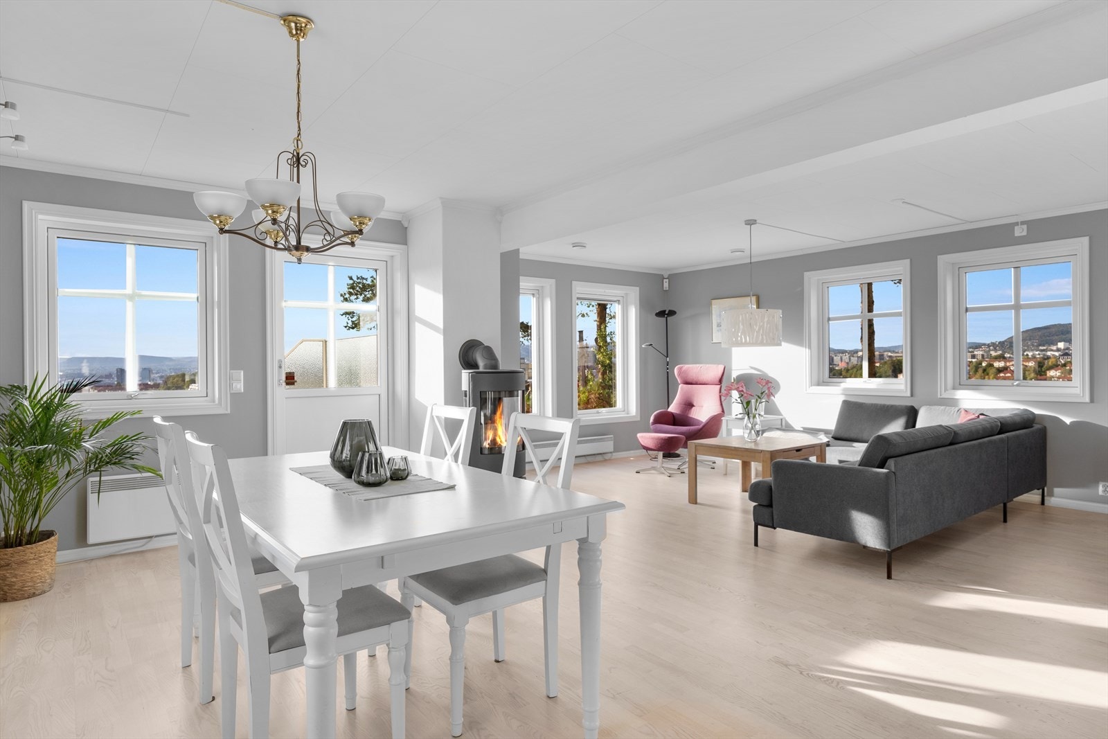 De store vinduene slipper inn rikelig med lys og byr på en usjenert som gir rommet en luftig og fri følelse. Galleribilde