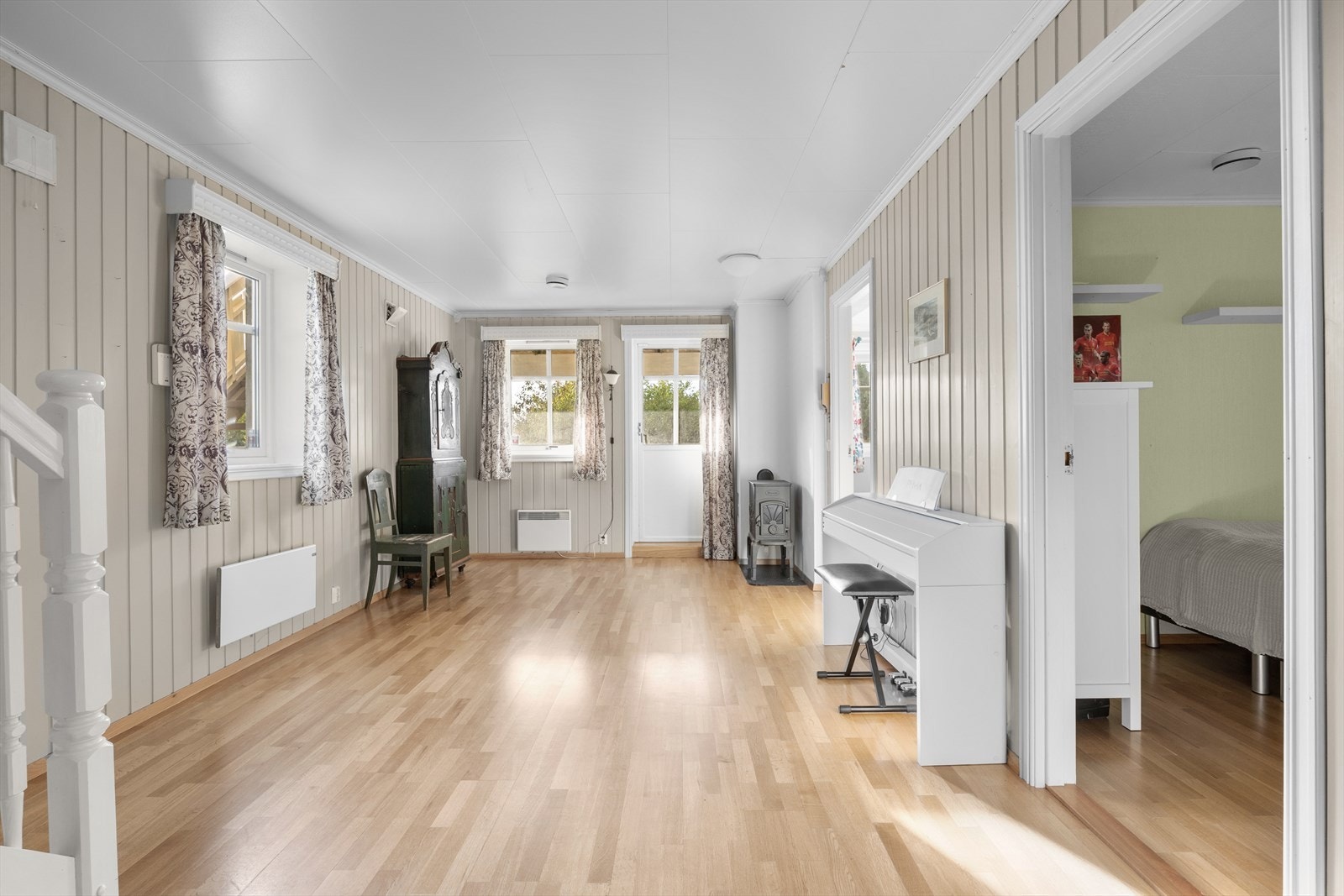 Underetasjen har egen inngang og støpejernsovn. Mulighet til å etablere en ekstra tv-stue o.l. Galleribilde