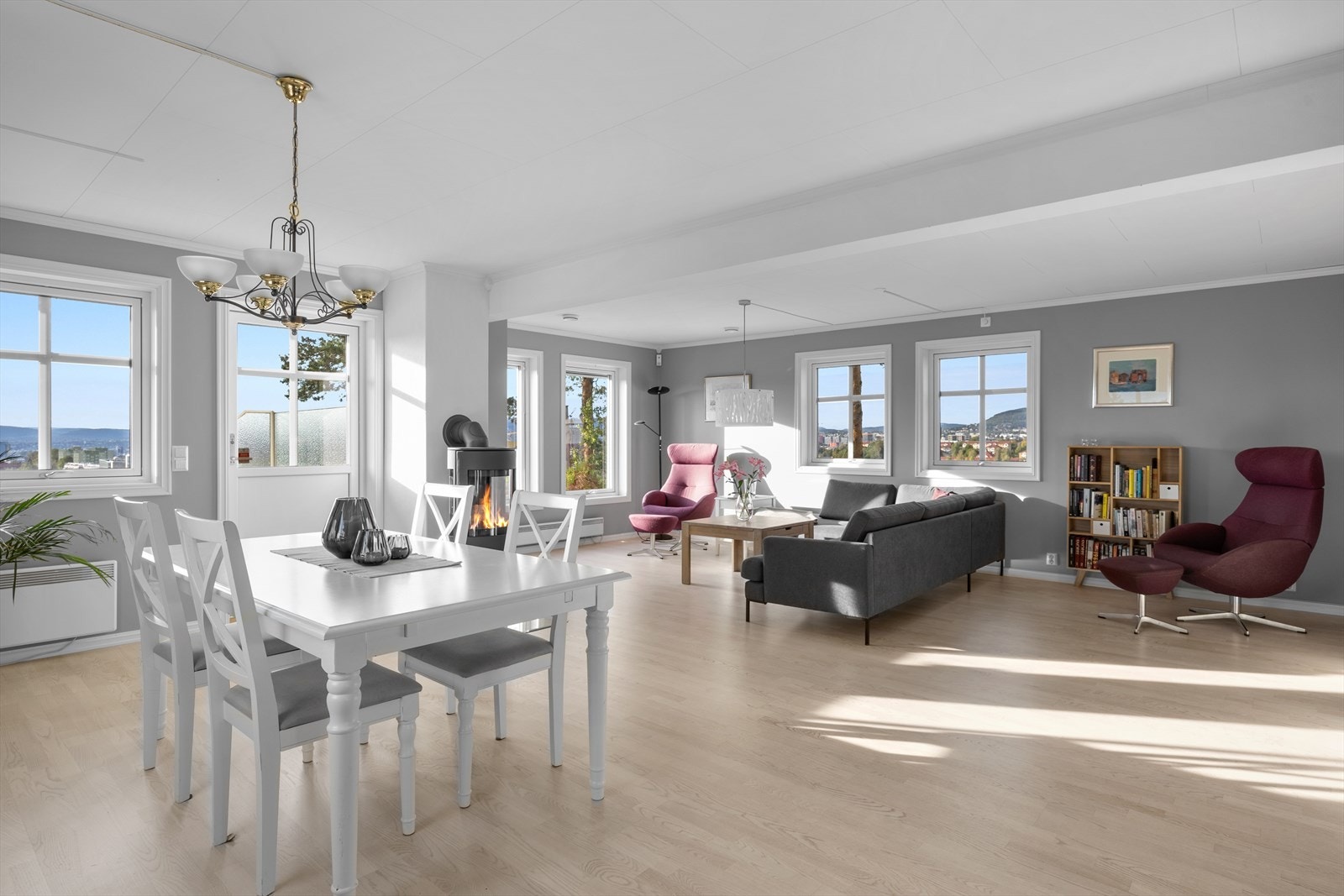 Romslig stue med åpen og god planløsning som byr på mange innredningsmuligheter. Galleribilde