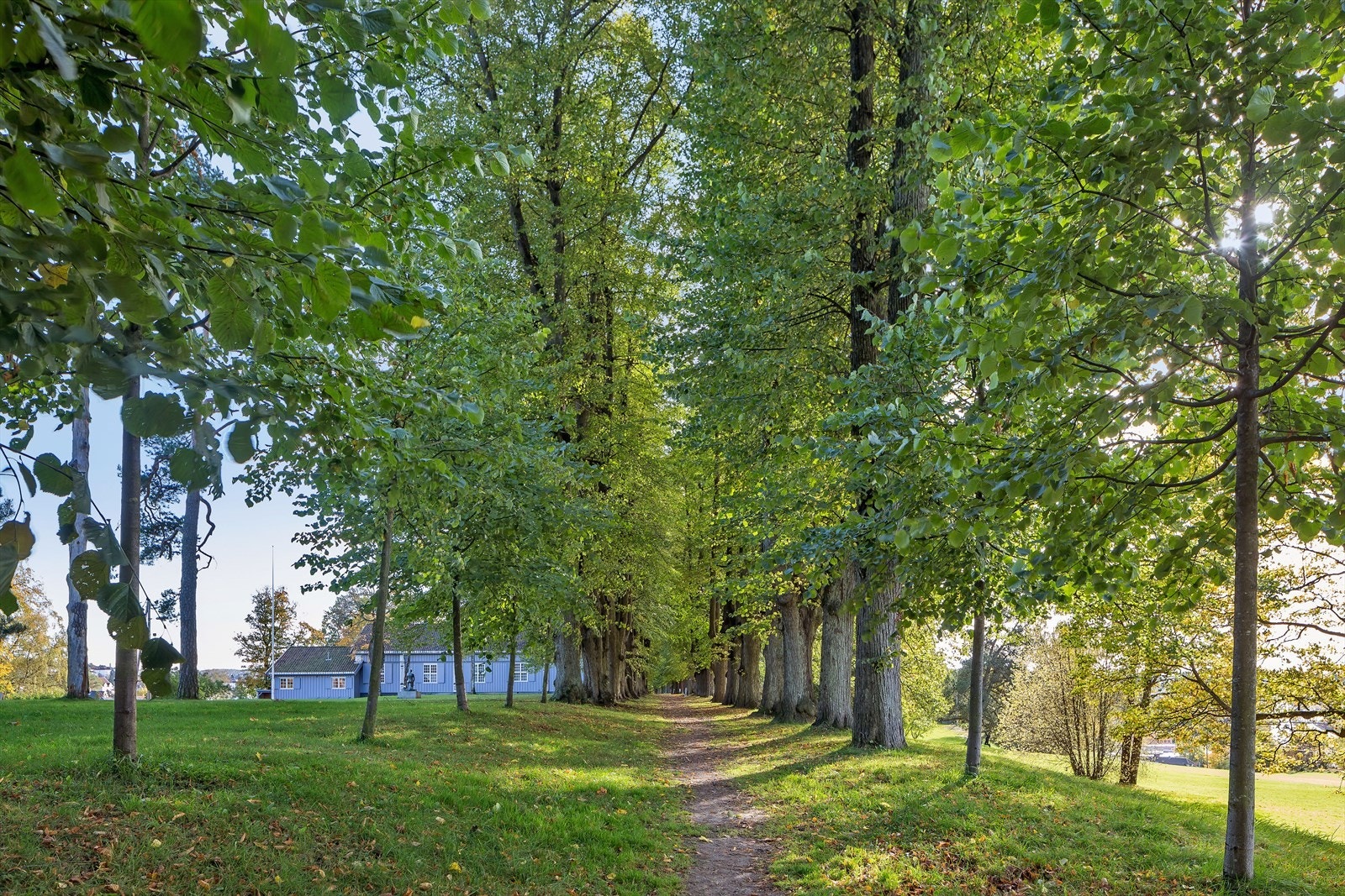 Kort vei til flotte Nordre Skøyen Hovedgård. Galleribilde