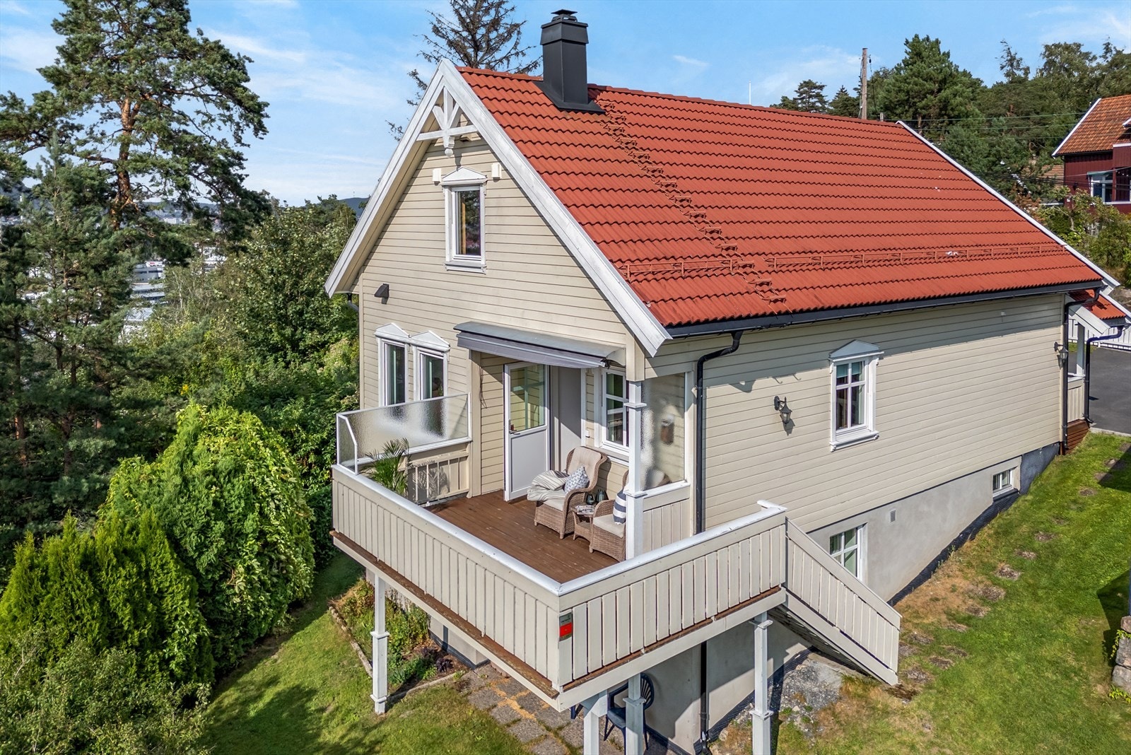 Flott enebolig med en innholdsrik planløsning fordelt over tre etasjer. Fra terrassen er det adkomst direkte ut til hagen. Galleribilde