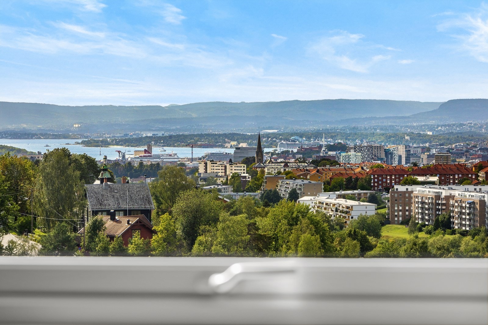 Utsikt fra loftsvindu. Galleribilde