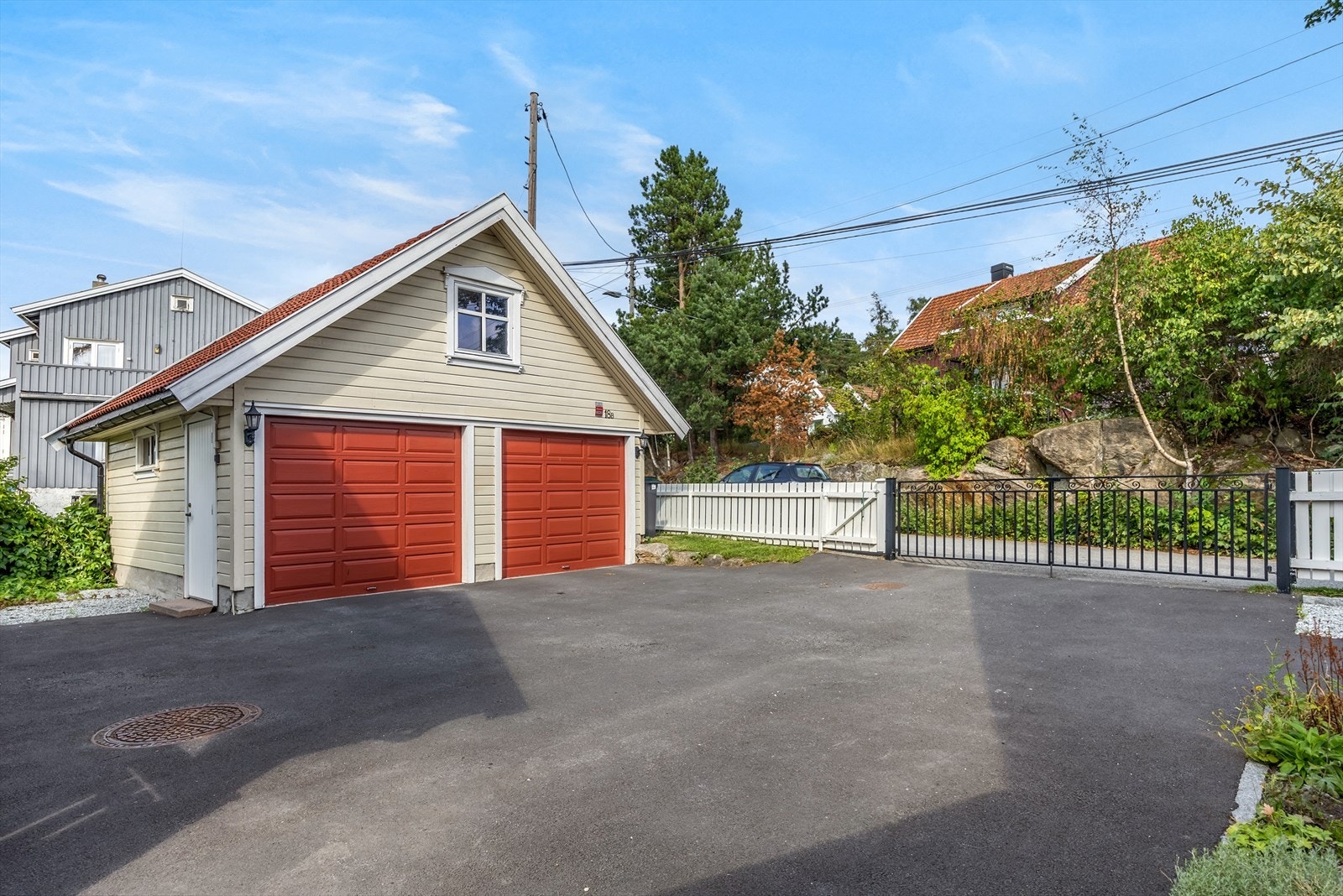 Elbillader montert i 2024 medfølger handelen. 11 kvm lagringsrom på hems. Galleribilde