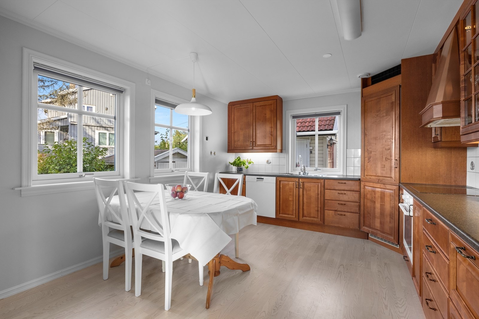 Kjøkkenet ligger adskilt og har plass til spisebord. Hvitevarer som stekeovn, platetopp og kjølehjørne er integrert. Det er opplegg for oppvaskmaskin. Galleribilde