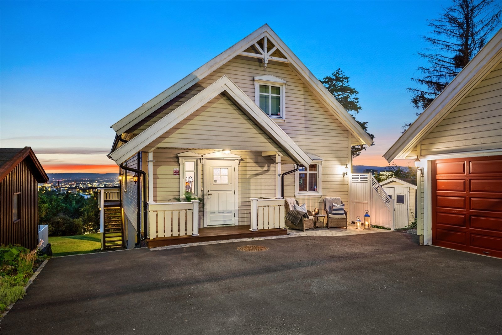 Fra eiendommen er det gangavstand til Østensjø barneskole, Skøyenåsen ungdomsskole og flere barnehager. Galleribilde