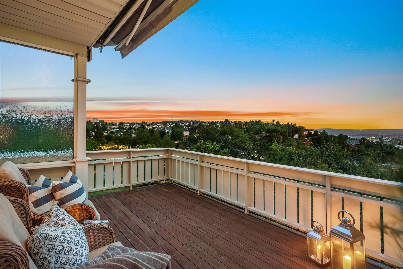 Fra stuen er det utgang til en vestvendt utsiktsterrasse. Galleribilde