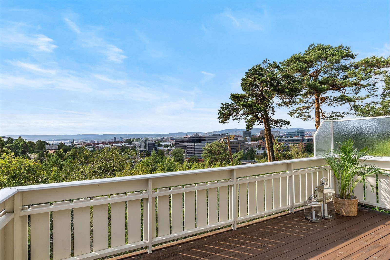 På terrassen er det god plass til en stor sittegruppe og uterommet er en nydelig plass til å tilbringe varme sommerdager i godt lag. Galleribilde