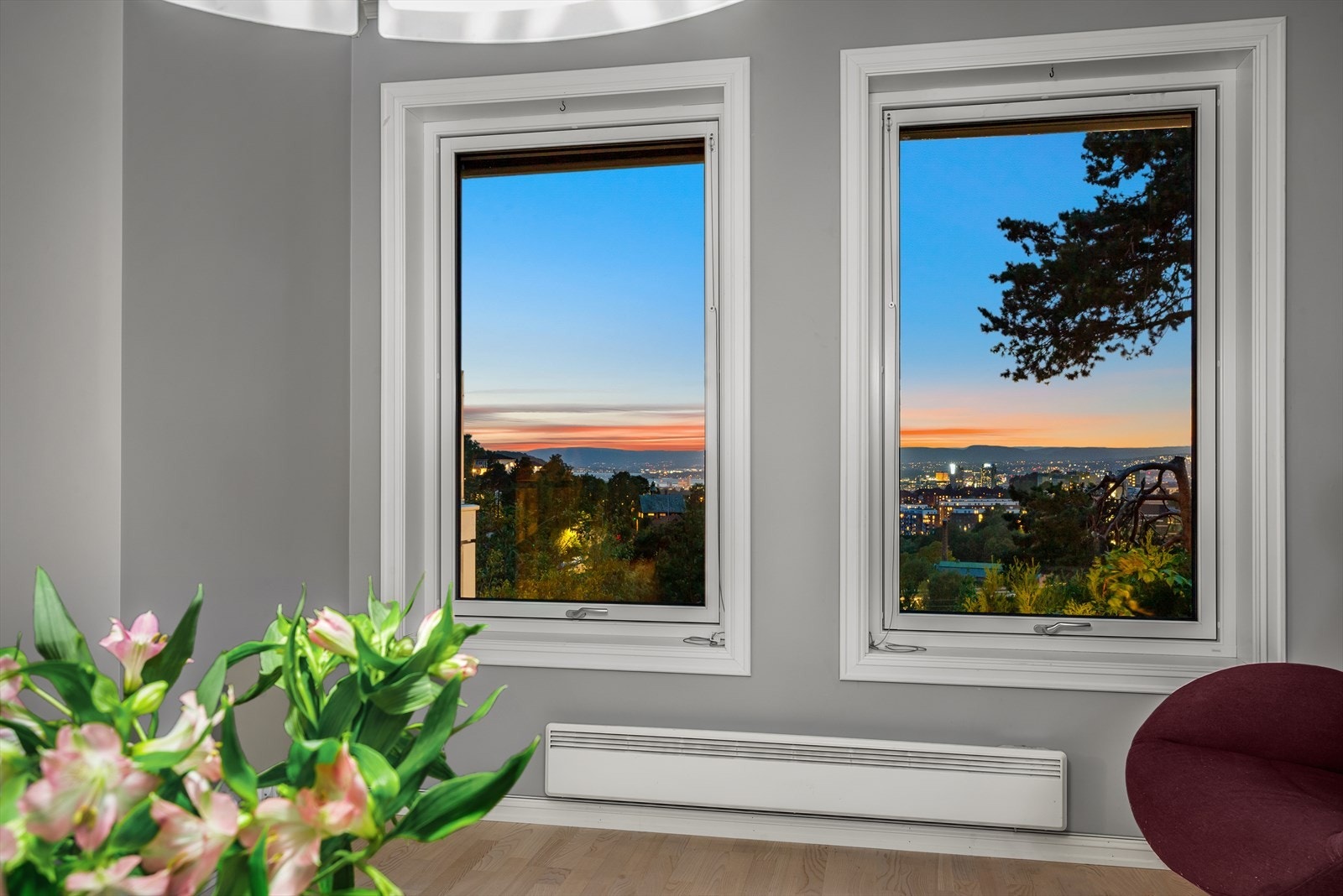 Stemningsfull atmosfære i stuen på kveldstid. Galleribilde