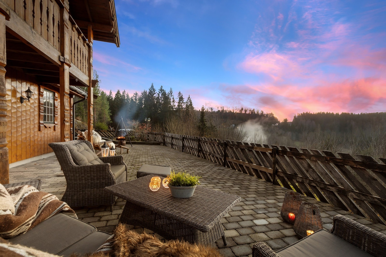 Huset ligger i høyden og har fint utsyn ned mot beitene. Galleribilde