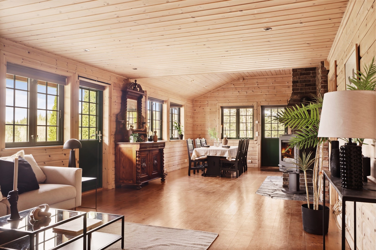 Direkte utgang fra kjøkkendel til steinbelagt uteplass. Galleribilde