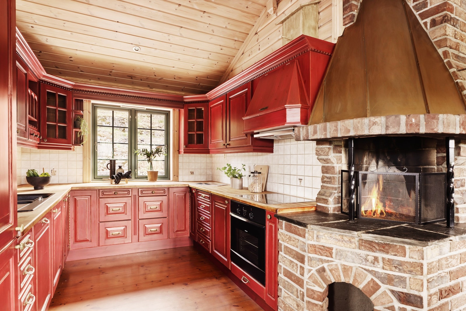 Kjøkkenet kombinerer funksjonalitet med koselig og rustikk atmosfære! Innredning i treverk, og benkeplate av heltre. Galleribilde