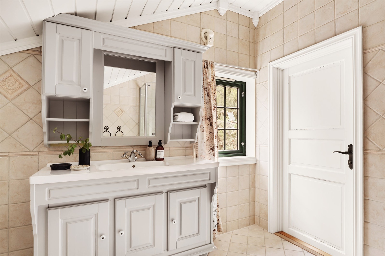 Bad i andre etasje. Innredning med nedfelt servant, veggmontert toalett og dusjkabinett. Galleribilde