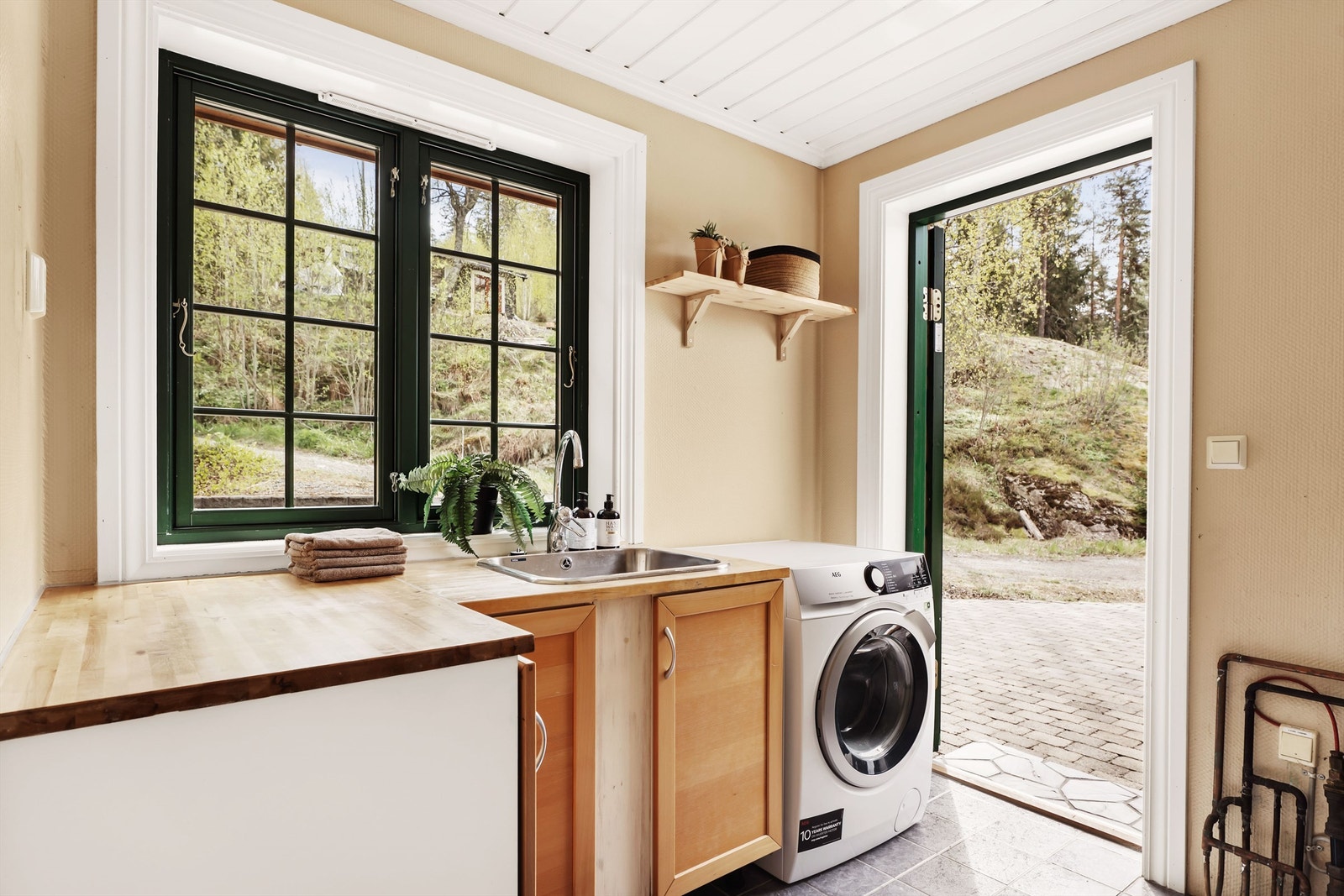 Vaskerom med egen utgang i tilknytning til gangen. Galleribilde