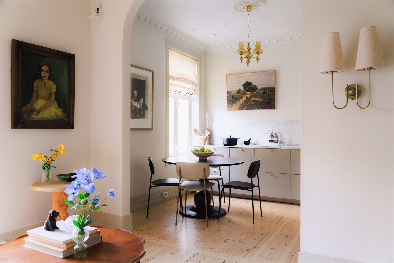 Boligen ligger attraktivt til i byggets 2. etasje og fremstår romslig og strøken med høy standard. Galleribilde