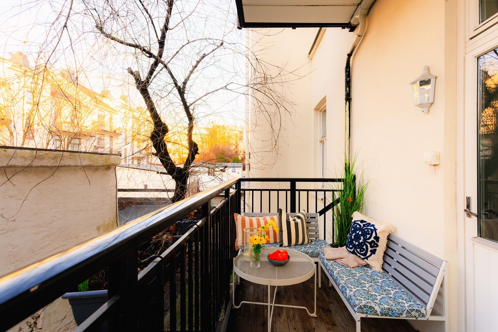 Balkongen er på 5,2 kvm og fungerer som en naturlig forlengelse av boligen i sommerhalvåret. Galleribilde