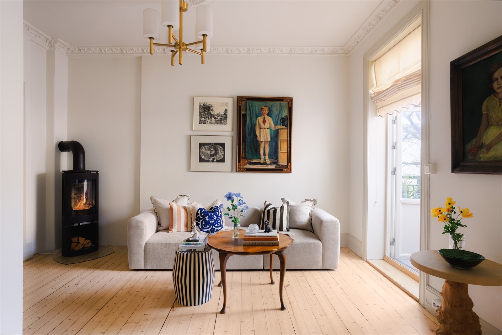 Gulvet slipt og behandlet, veggen mot gang forlenget med en elegant, buet åpning mot kjøkkenet, og det er etablert ny stukkatur og rosett i taket med nytt lampepunkt. Galleribilde