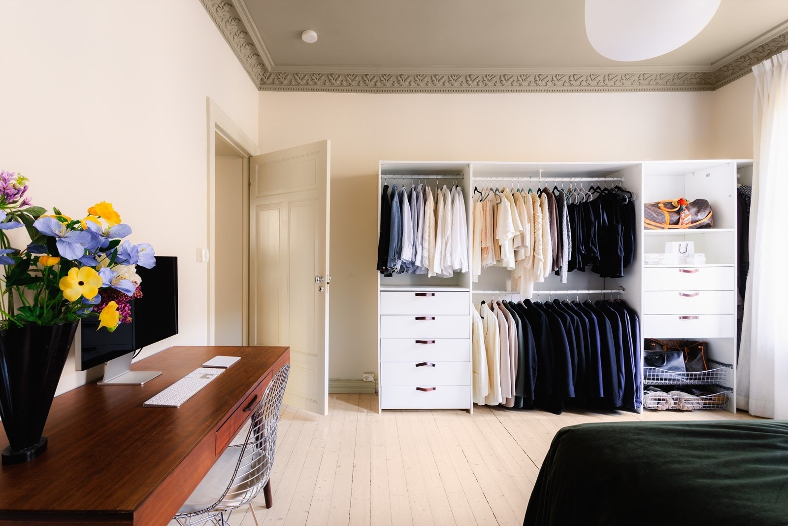 Rommet har god plass til dobbeltseng med nattbord, kommode og en større garderobeløsning. Galleribilde