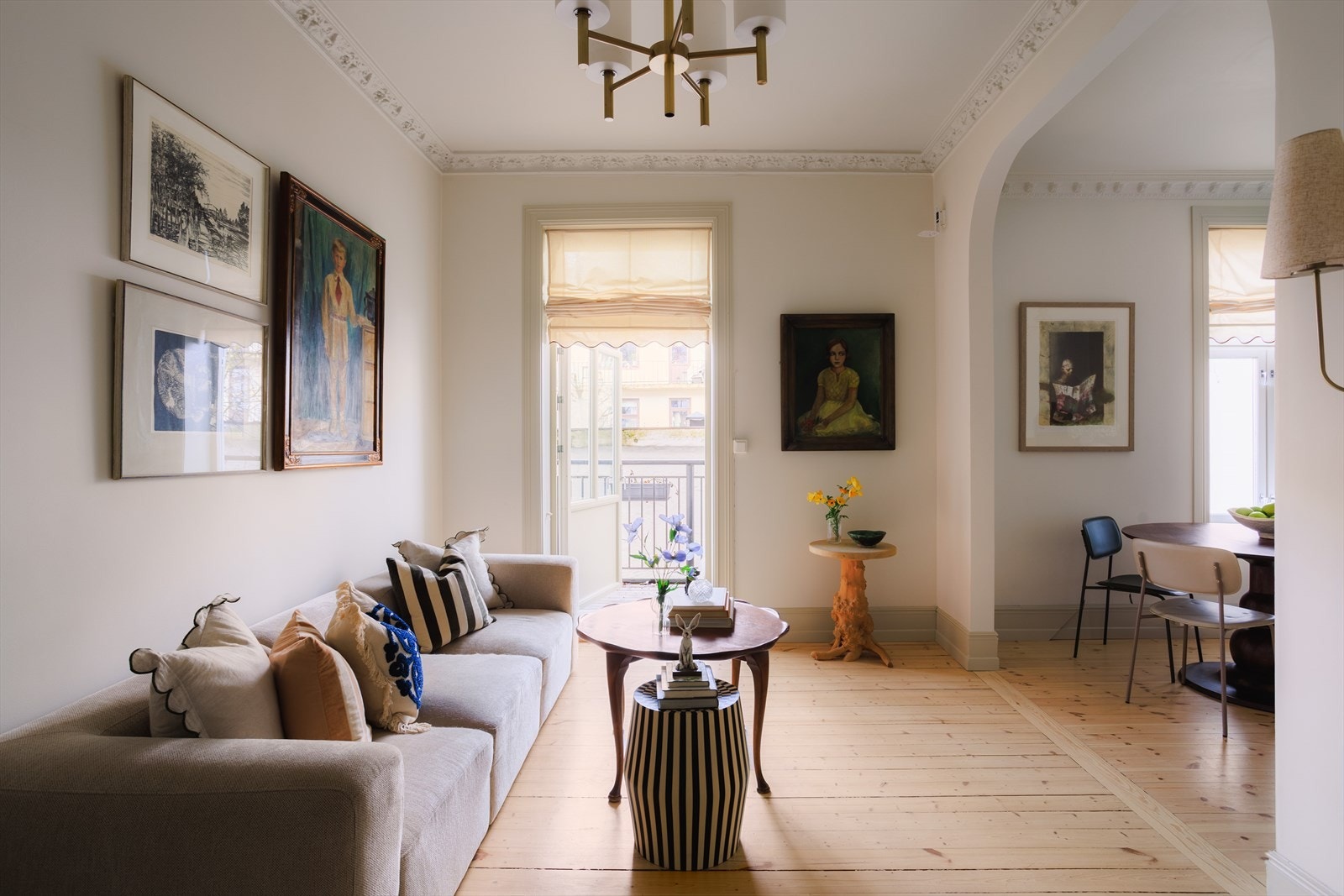 Det er god plass til sofagruppe med tilhørende møblement. Galleribilde