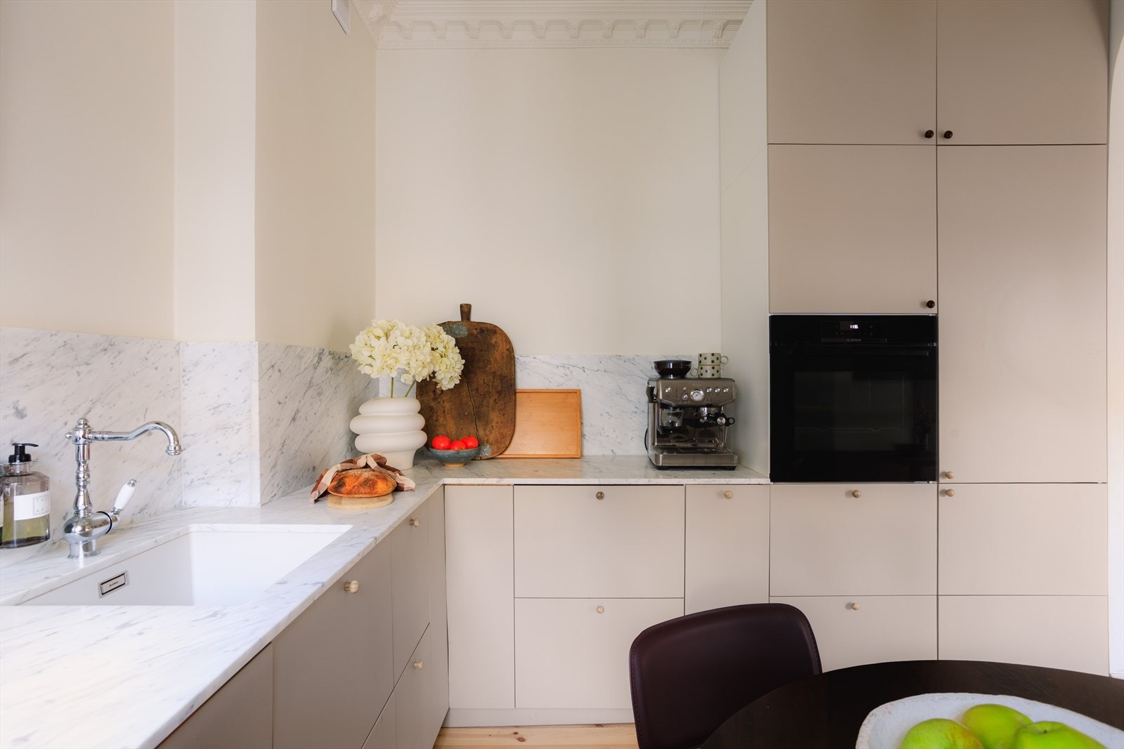 Kjøkkeninnredningen fremstår moderne med gode arbeidsflater samt rikelig skap- og benkeplass. Galleribilde