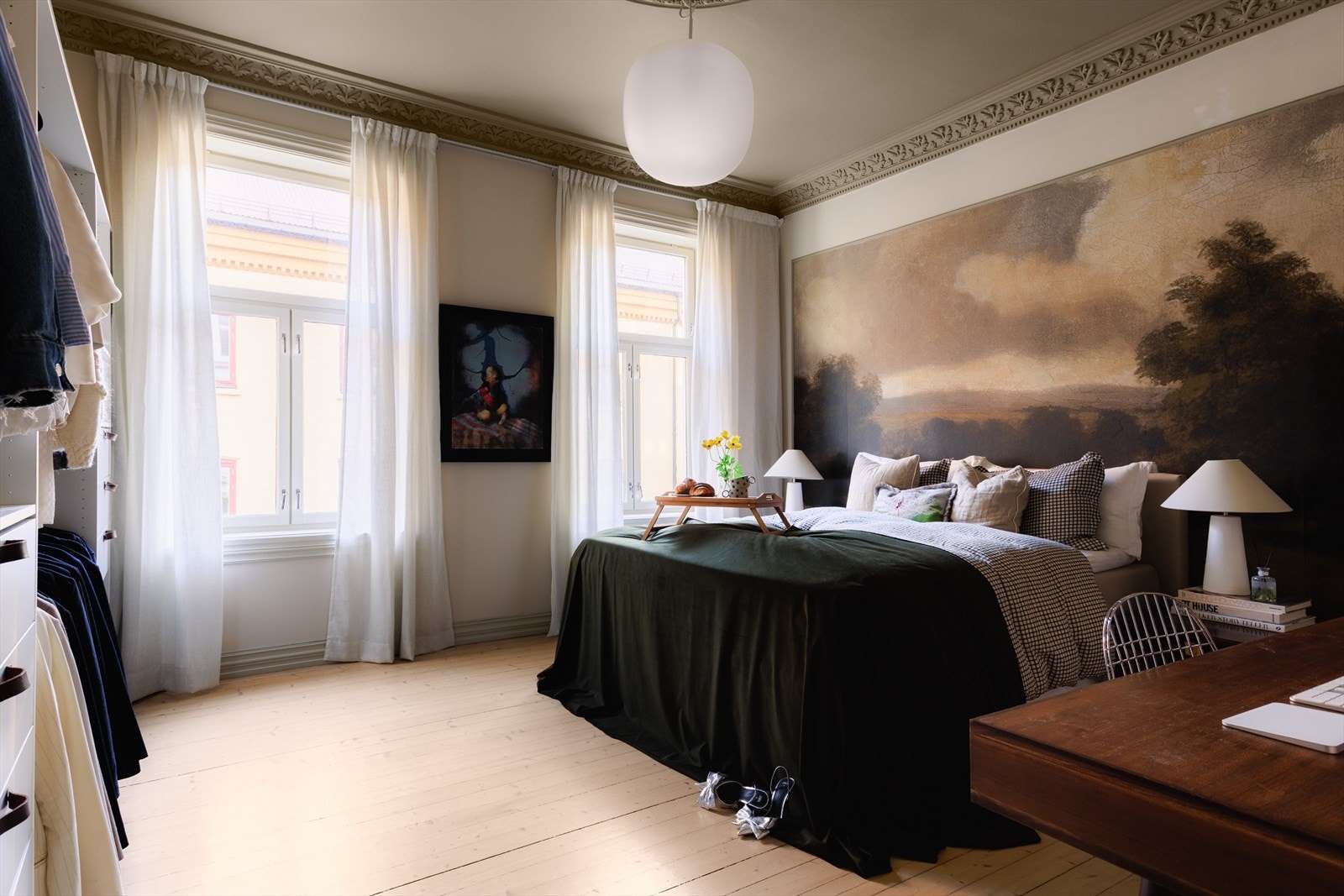 Romslig og rolig soverom med to store, klassiske vinduer som gir rikelig med naturlig lys. Galleribilde