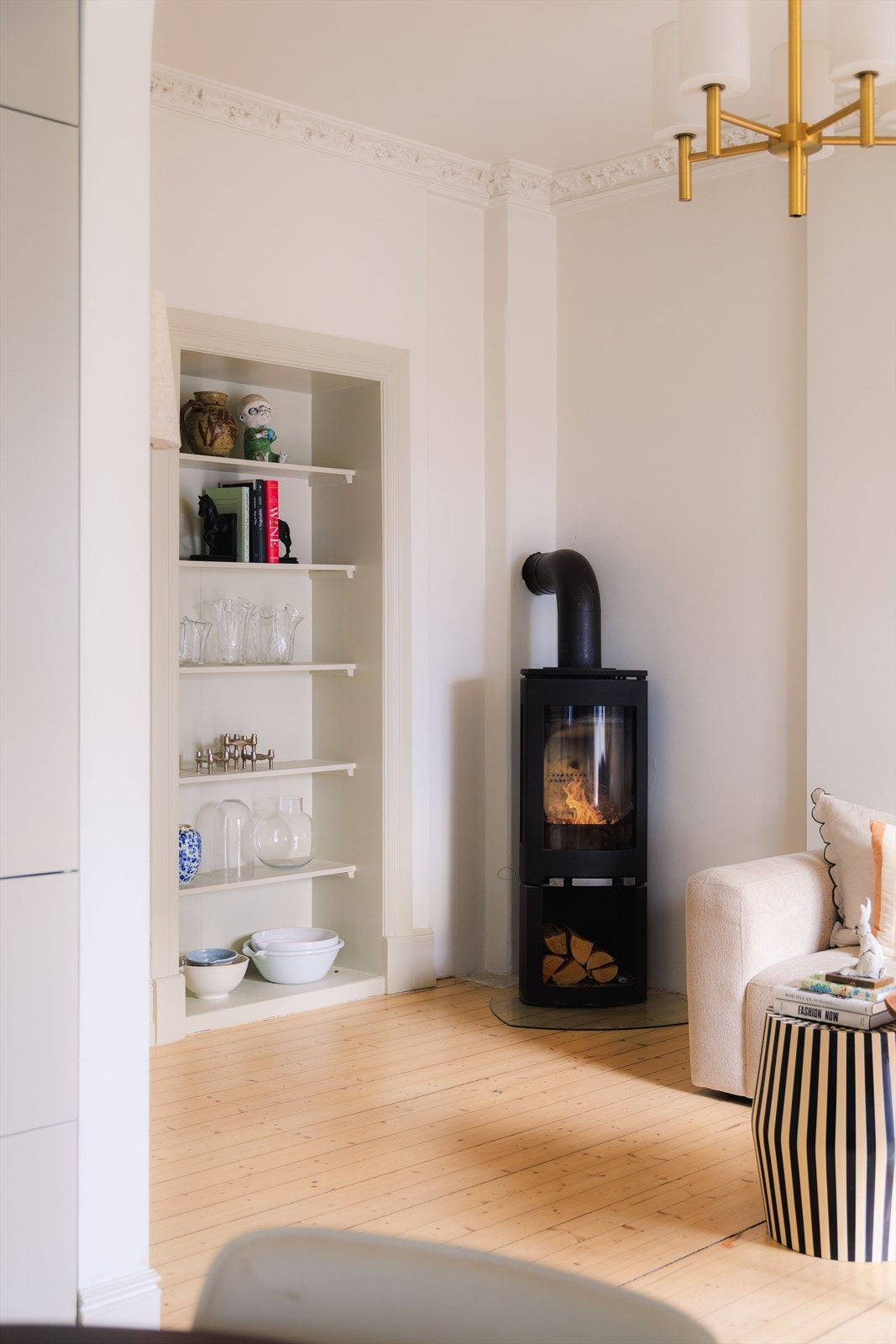 En stemningsfull peisovn sørger for behagelig varme på kjølige høst- og vinterkvelder. Galleribilde