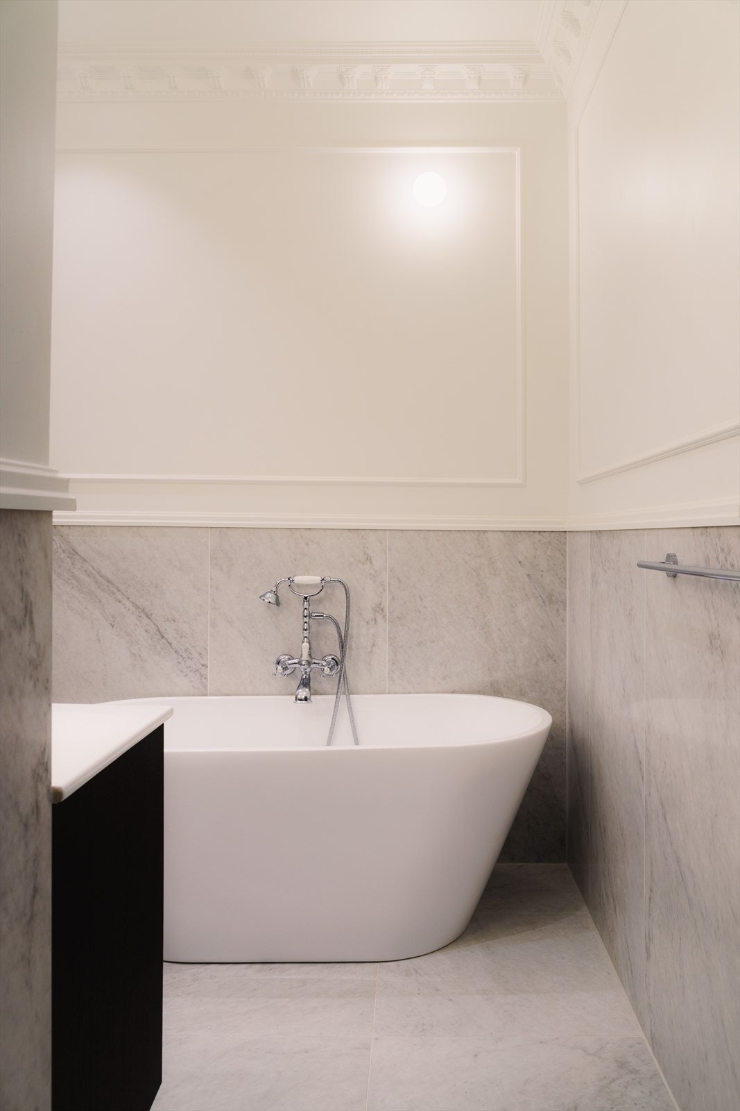 Delikat og gjennomført baderom som ble totalrenovert i perioden 2024-2025 med nøye utvalgte materialer, listverk og eksklusivt inventar fra Haven, Tapwell og Flos. Galleribilde