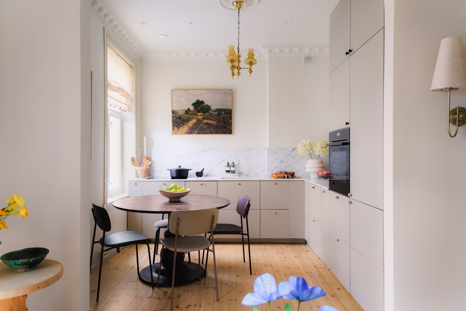 Dette er en særdeles gjennomført leilighet med vakre detaljer Galleribilde