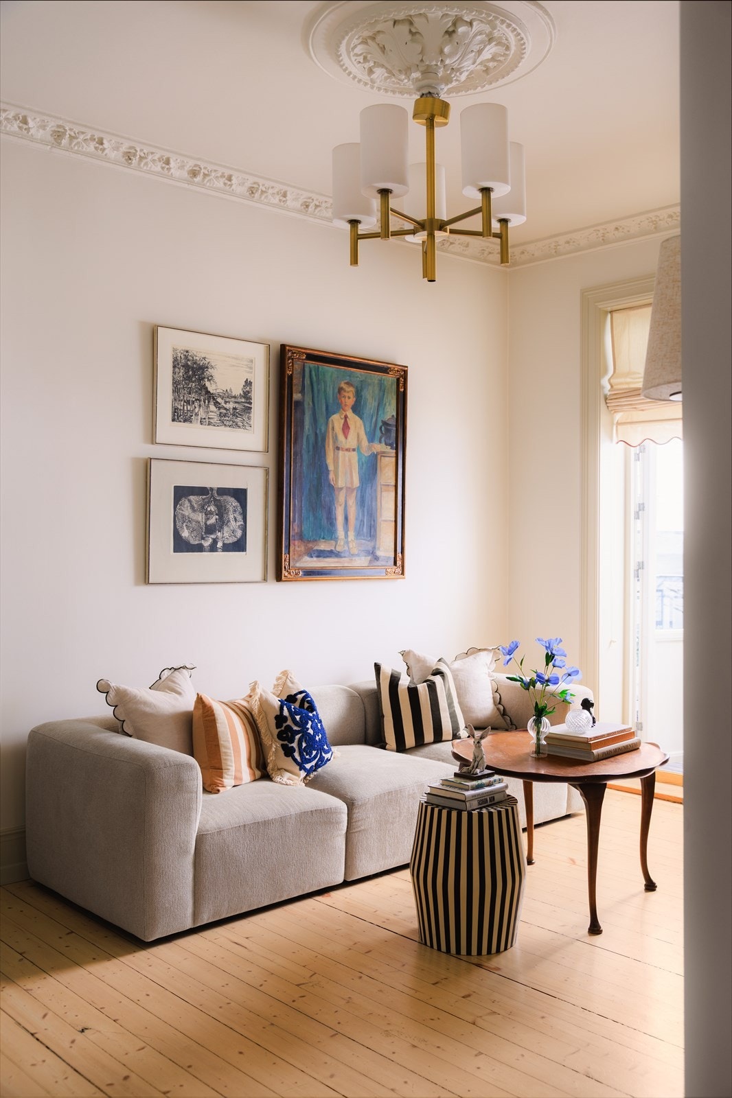 Romslig stue med store vindusflater og direkte utgang til balkong, som gir rikelig med naturlig lys og en hyggelig utsikt mot det felles gårdsrommet. Galleribilde