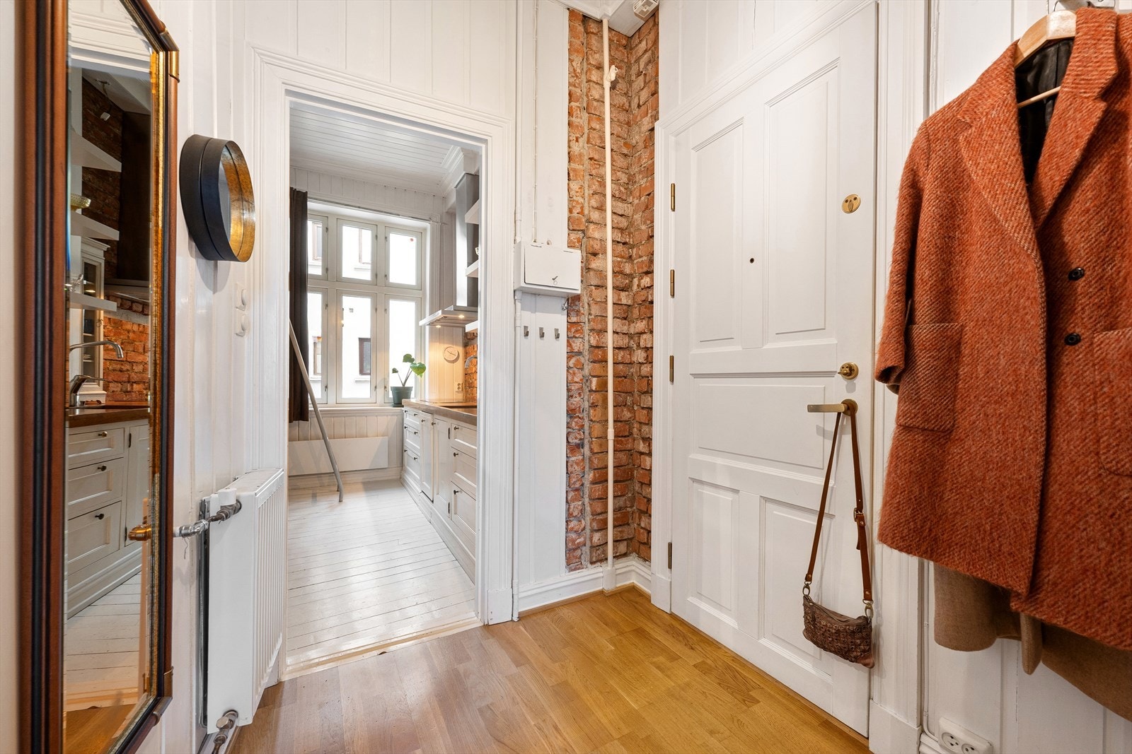 Velkommen inn! Her blir du møtt av en romslig og innbydende entré med plass til oppheng av yttertøy og skoavsetting. Galleribilde