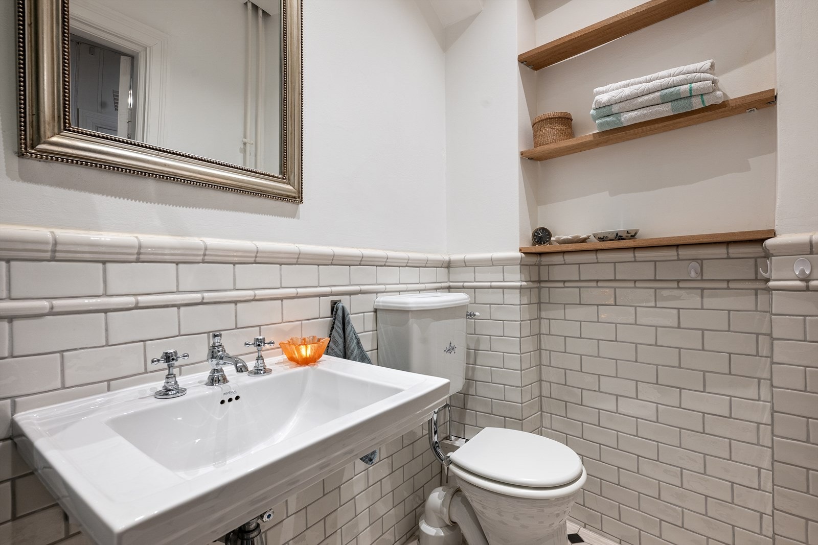 Praktiske hyller for ekstra oppbevaring samt knaggheng. Galleribilde