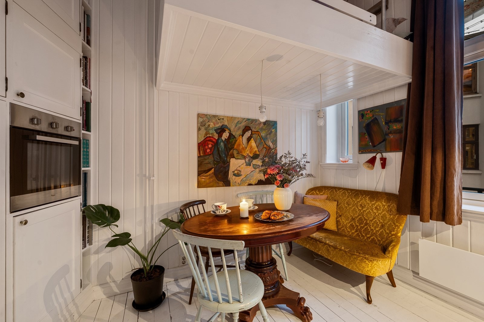 Her er det etablert en plassbesparende romslig sovehems med en hyggelig spiseplass under - en mer arealeffektiv løsning får du ikke! Galleribilde