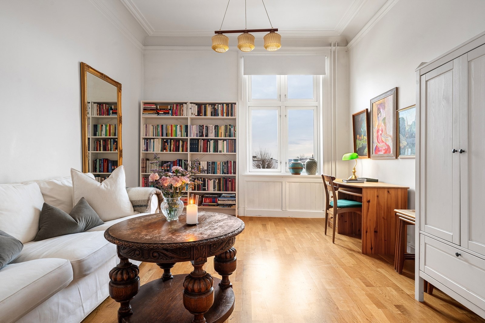 Boligen ligger i et ettertraktet og etablert boligområde på Frogner, preget av elegante bygårder, byvillaer og ambassader. Galleribilde