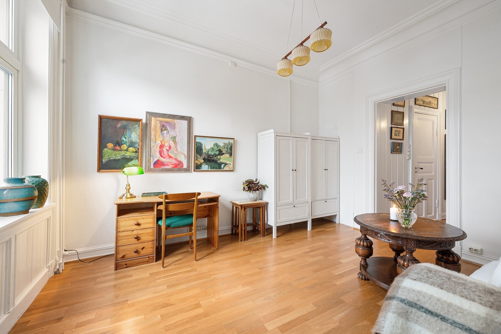 Stor stue med flere innredningsmuligheter. Leiligheten varmes opp via radiatorer tilknyttet felles varmeanlegg som gir boligen et lunt preg. Galleribilde