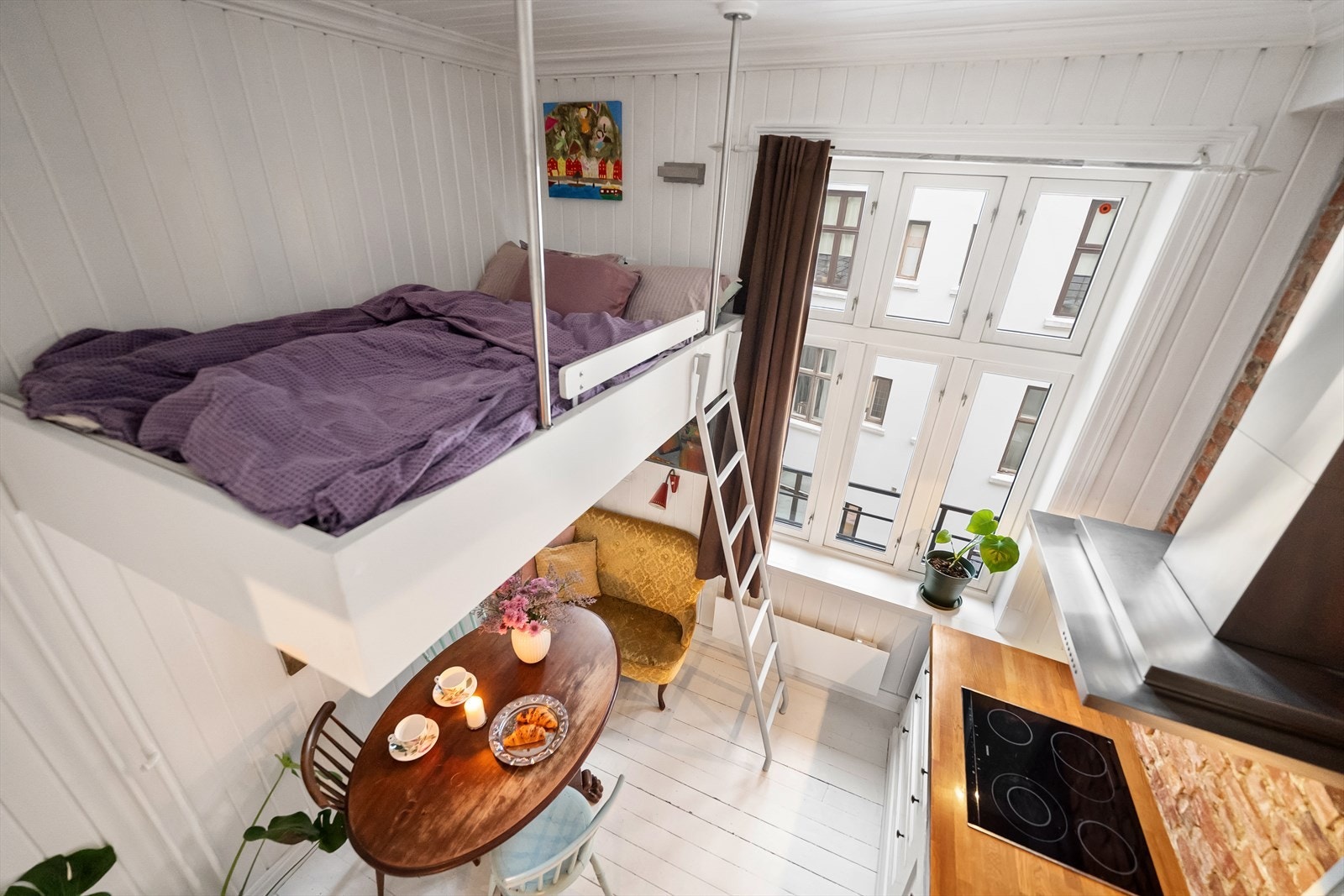 Løsningen frigjør verdifull gulvplass og gir en tydelig soneinndeling mellom opphold og hvile. Bredde ca. 1,23 m og lengde ca. 2,12 m(2,60 m²) Himlingshøyde ca. 1,13 m. Galleribilde