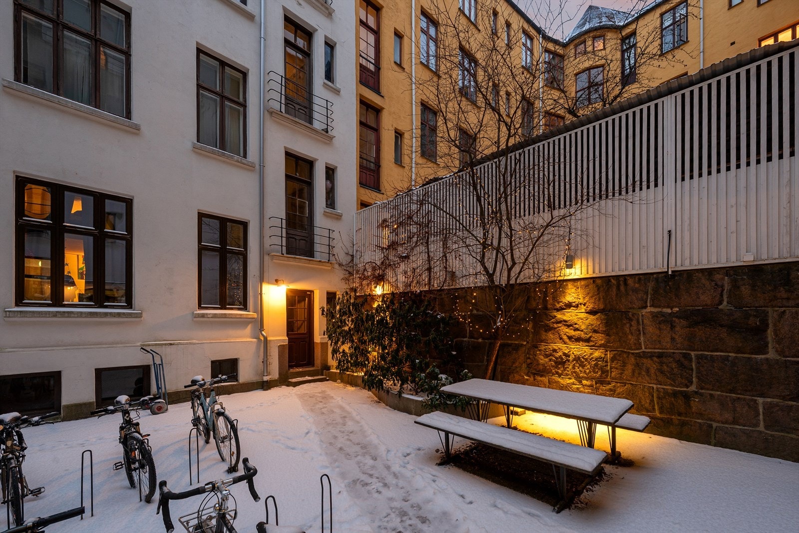 Hyggelige fellesområder i bakgård med flere sittegrupper - perfekt på sommeren. Galleribilde