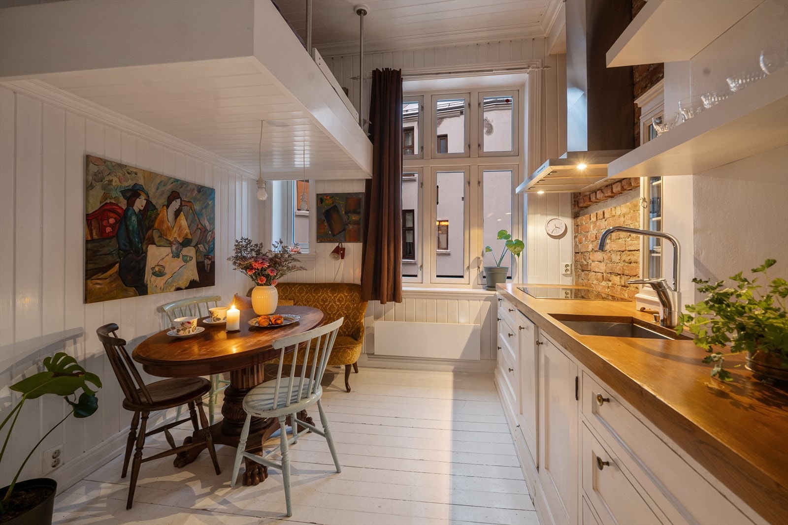 Separat kjøkken med sovealkove, vendt mot rolig bakgård. Flotte teglstens detaljer gir rommet et sjarmerende preg sammen med den gode takhøyden. Galleribilde