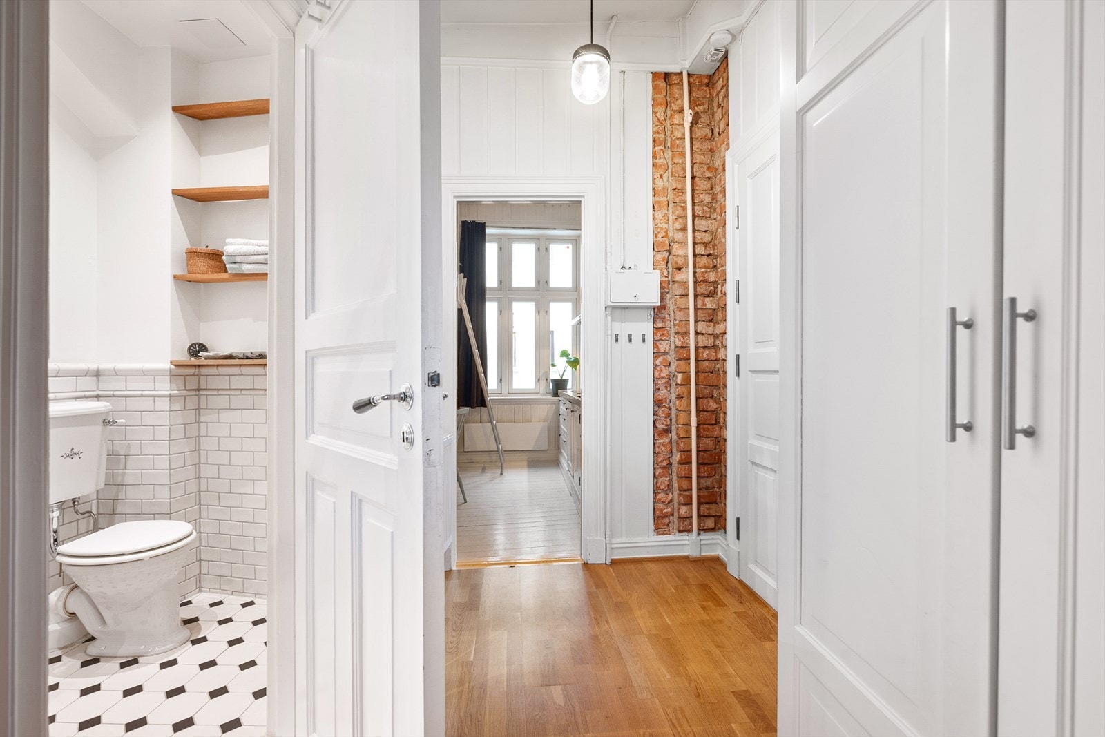 Fra entréen er det videre adkomst til boligens baderom - med et engelsk inspirert preg! Galleribilde