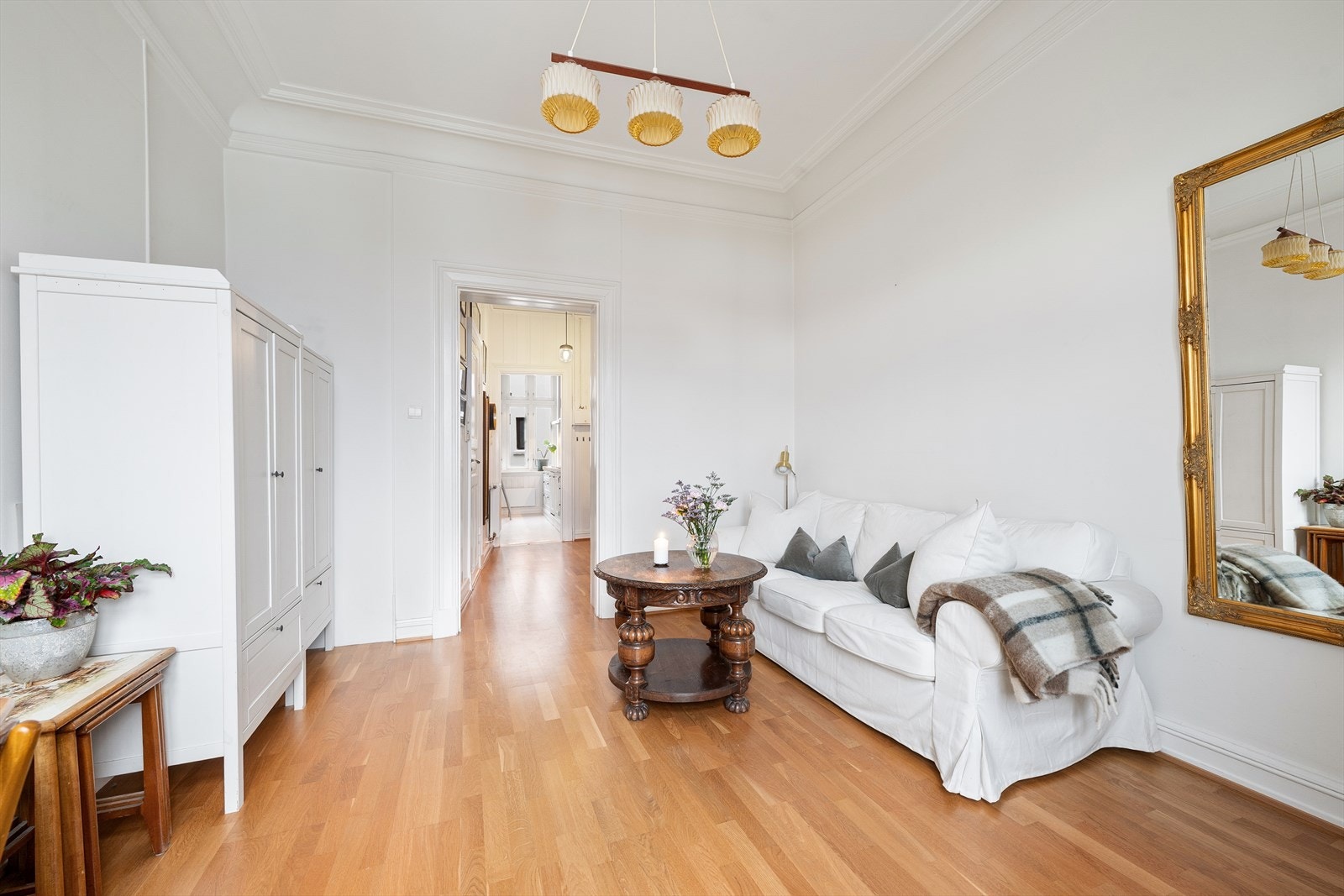 Leiligheten er gjennomgående med separat kjøkken, noe som gir godt naturlig lys igjennom leiligheten. Galleribilde