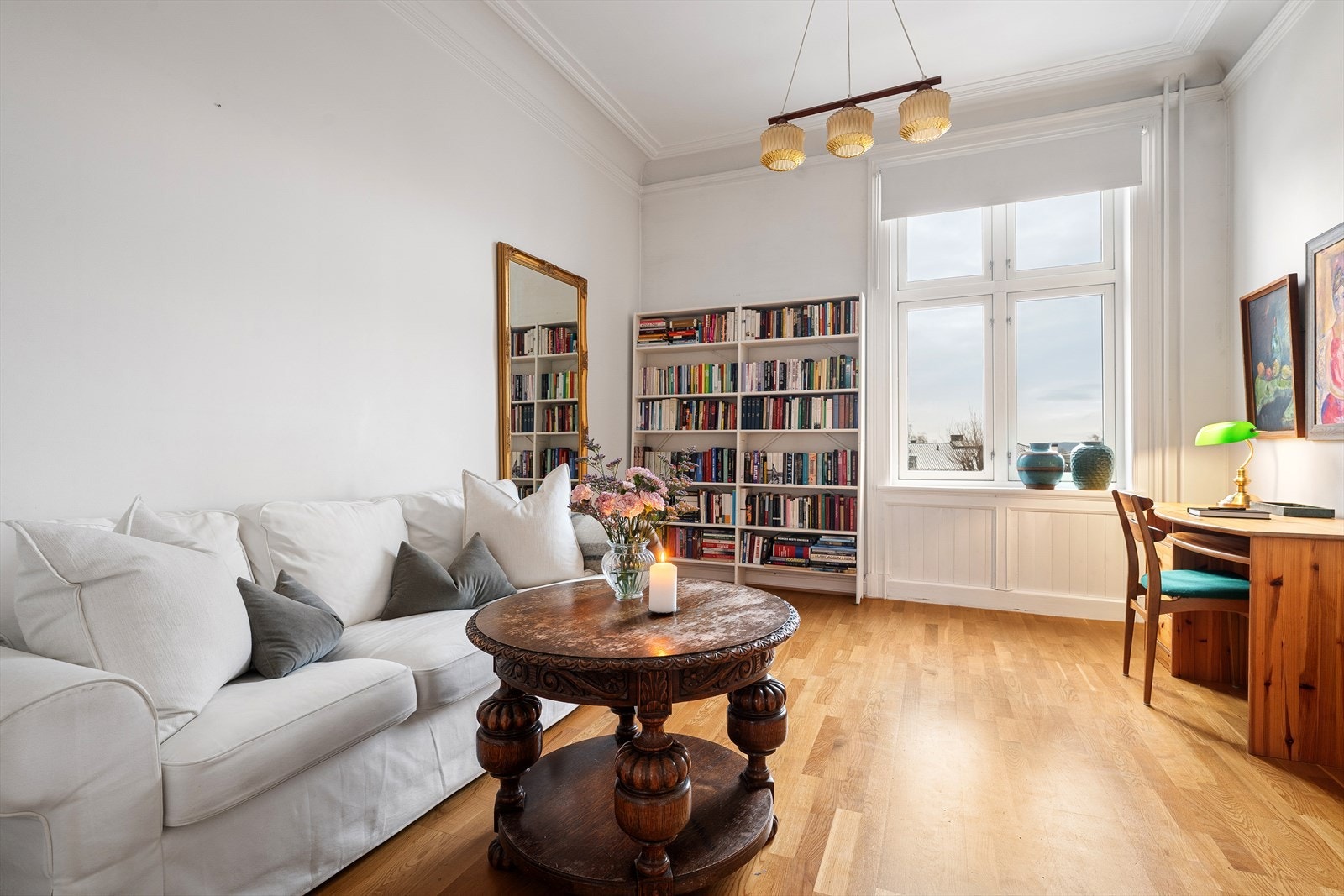 Stuen er lysmalt med trestavs parkett. Stuen vender ut mot en rolig gate på Populære Frogner/Skarpsno. Galleribilde