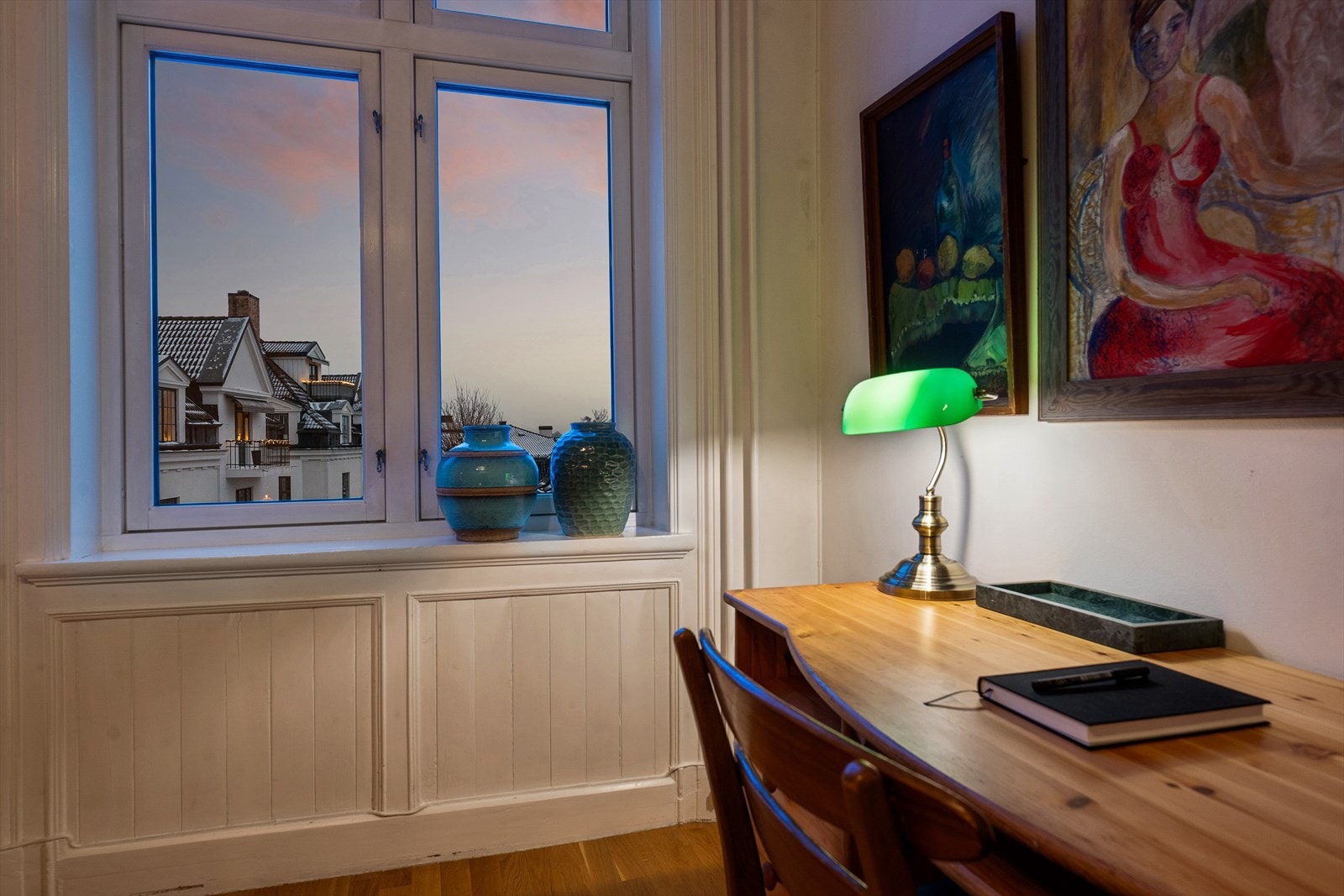 Flott kveldslys og hyggelig utsyn fra vinduet. Vinduer fra 2004. Galleribilde