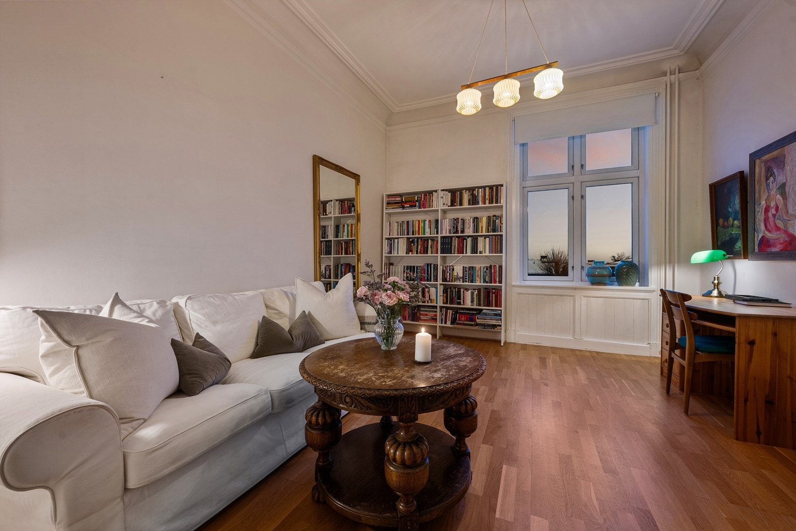 Stuen har et stort vindu som gir rikelig med lysinnslipp. Det er i tillegg flere klassiske detaljer i leiligheten og en takhøyde på hele ca. 3,05 meter. Galleribilde